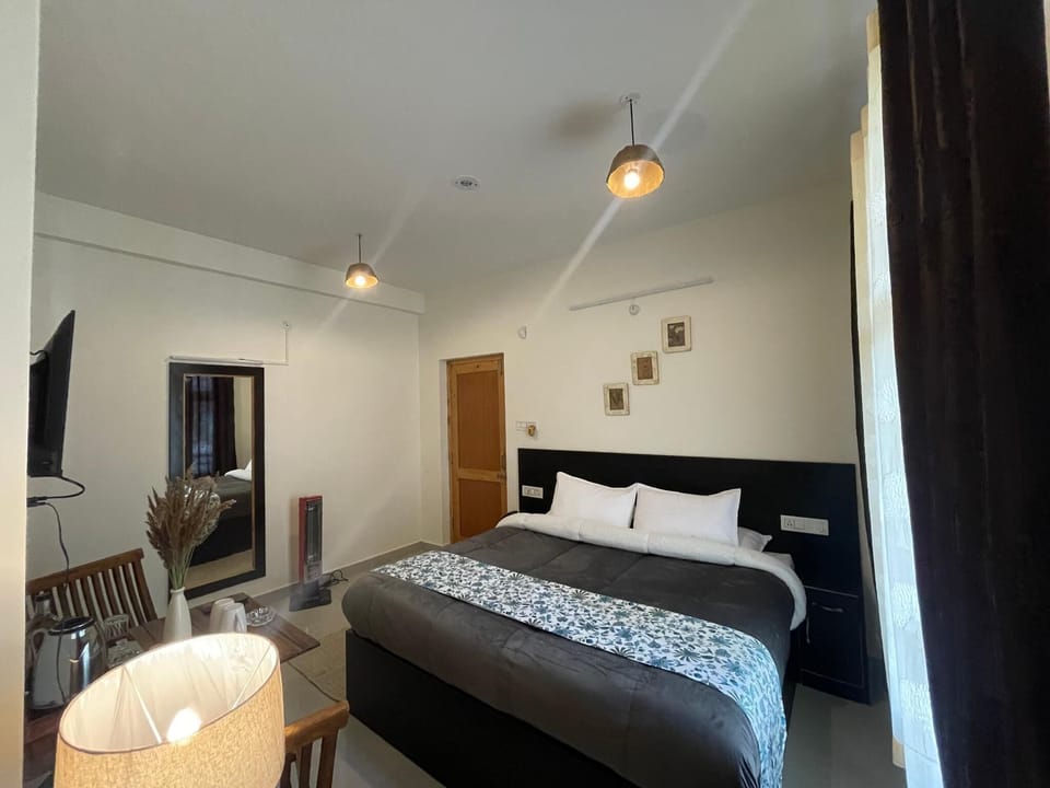 Premium Double Room, Balcony, Mountain View | Blackout drapes, iron/ironing board, rollaway beds, free WiFi