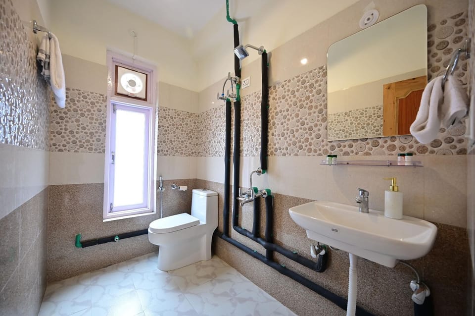 Shower, hydromassage showerhead, free toiletries, slippers