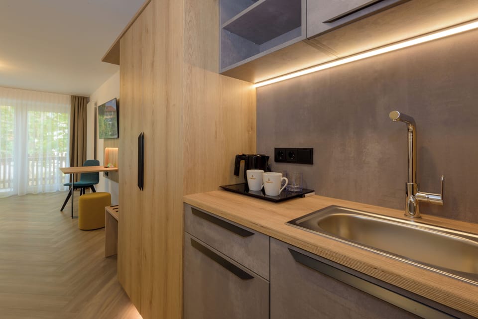 Premium bedding, in-room safe, laptop workspace, blackout drapes