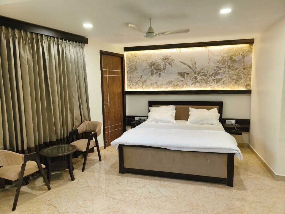 Deluxe Suite | Individually furnished, desk, soundproofing, free WiFi