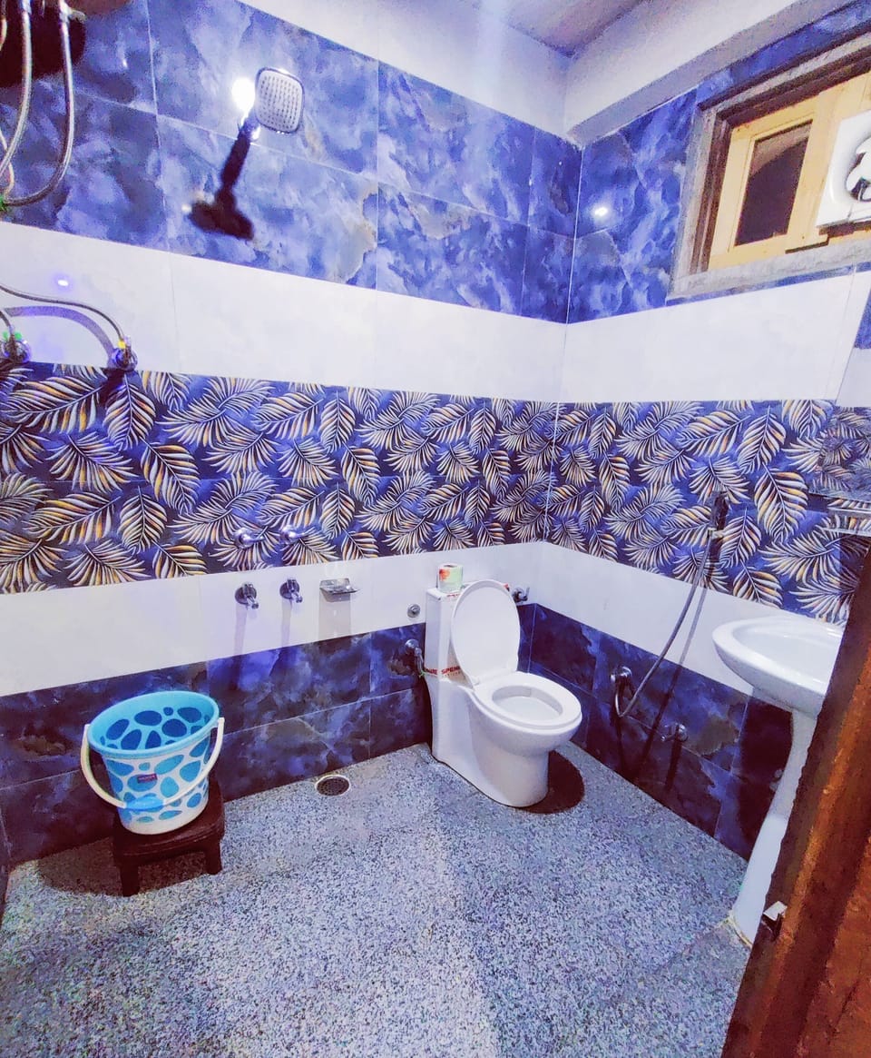 Standard Room | Bathroom | Shower, free toiletries, towels, soap