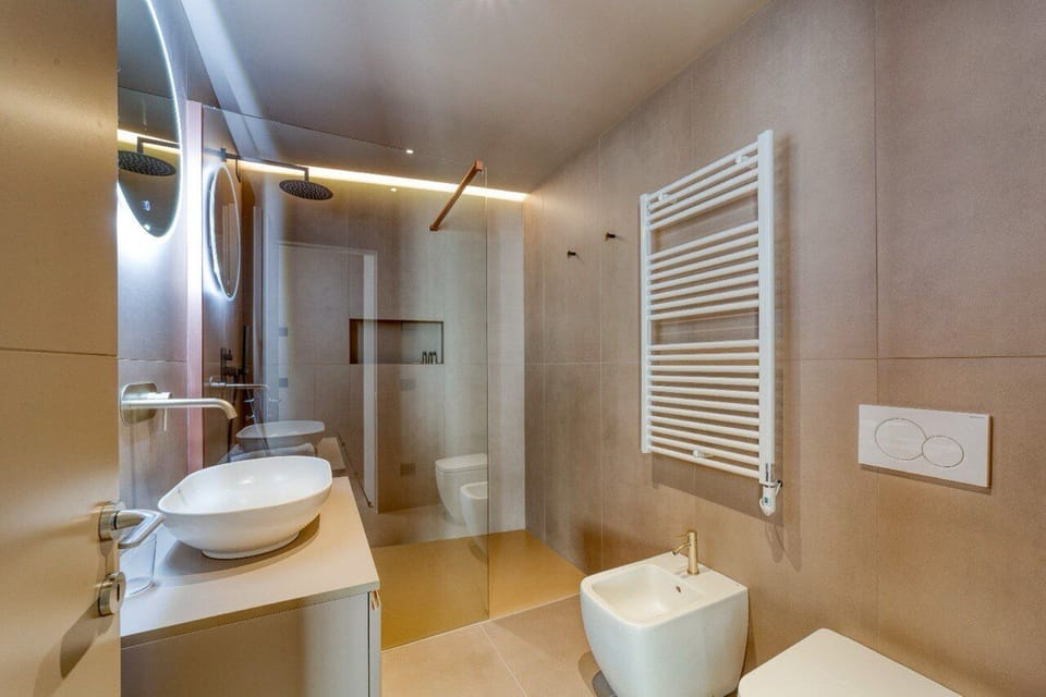 Superior Studio Suite, City View | Bathroom | Hair dryer, towels, soap, shampoo