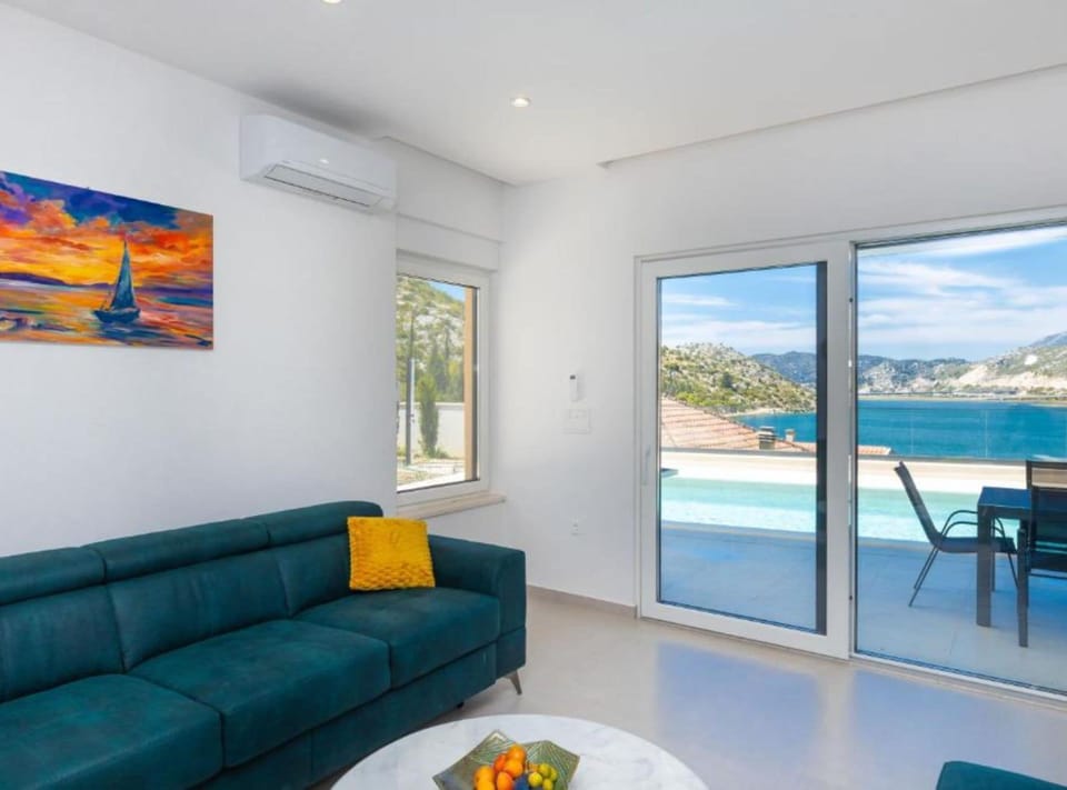 House (Holiday Home) | Living room | 32-inch flat-screen TV with cable channels