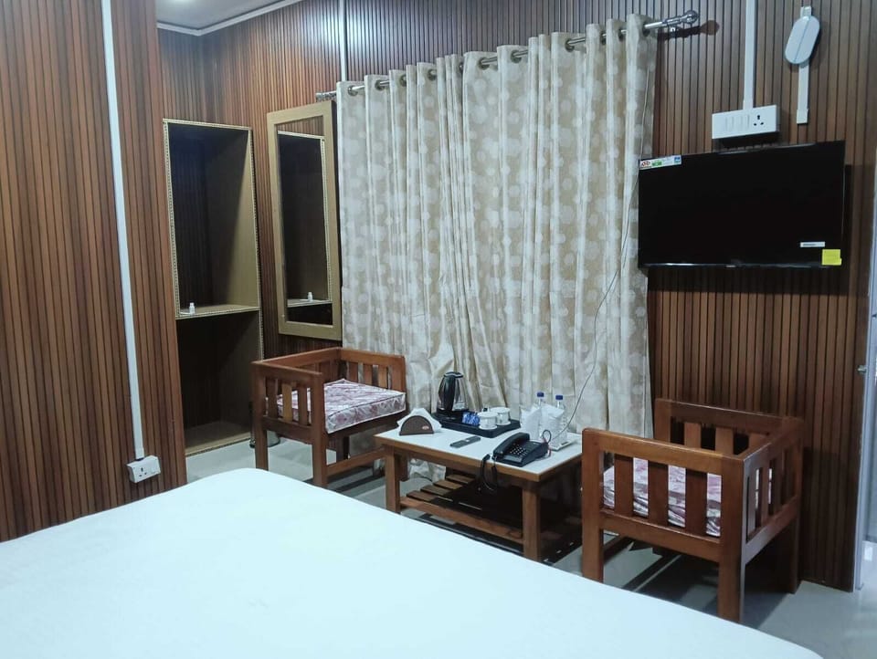 Deluxe Double or Twin Room, Mountain View | Desk, laptop workspace, WiFi (free)