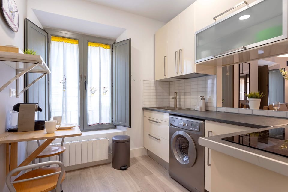 Apartment (2 Bedrooms) | Private kitchen | Fridge, oven, stovetop, coffee/tea maker