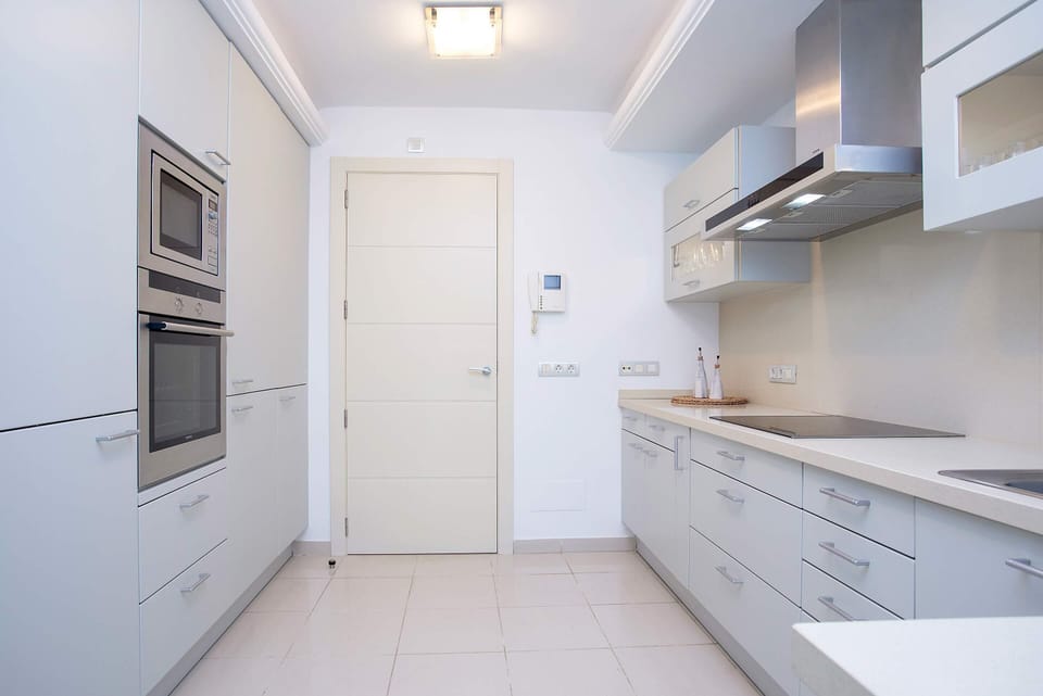 Apartment (2 Bedrooms) | Private kitchen | Fridge, microwave, oven, stovetop