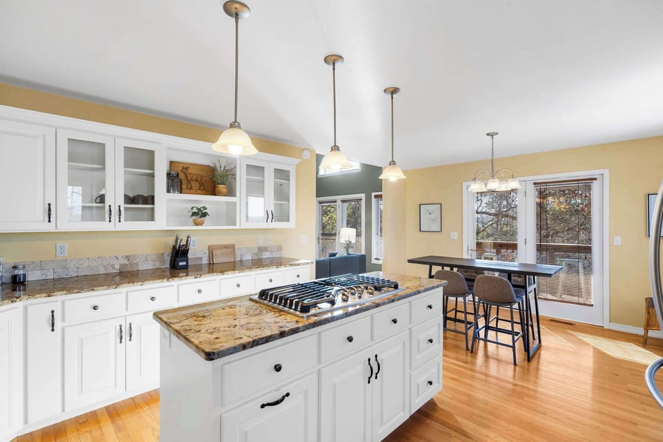 Spacious kitchen with everything you need to cook. 