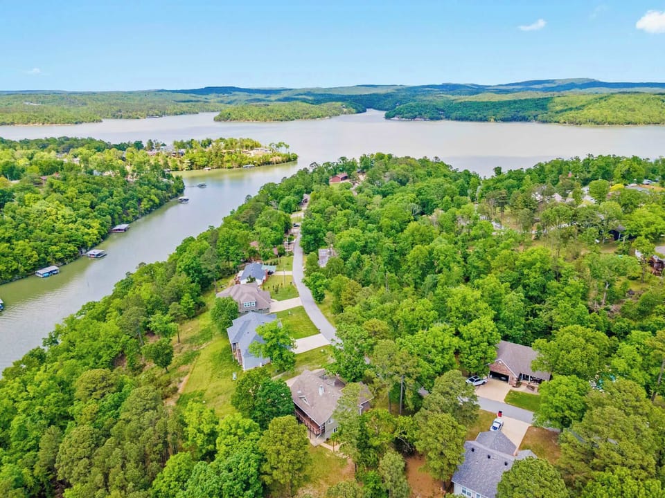 Just off the shores of beaver lake and 4 minutes to boat launch
