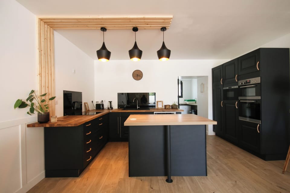 Coffee/tea maker, dining table