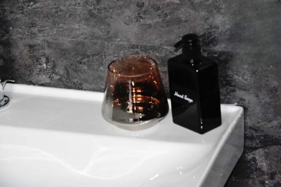 Suite | Bathroom | Shower, rainfall showerhead, hair dryer, towels