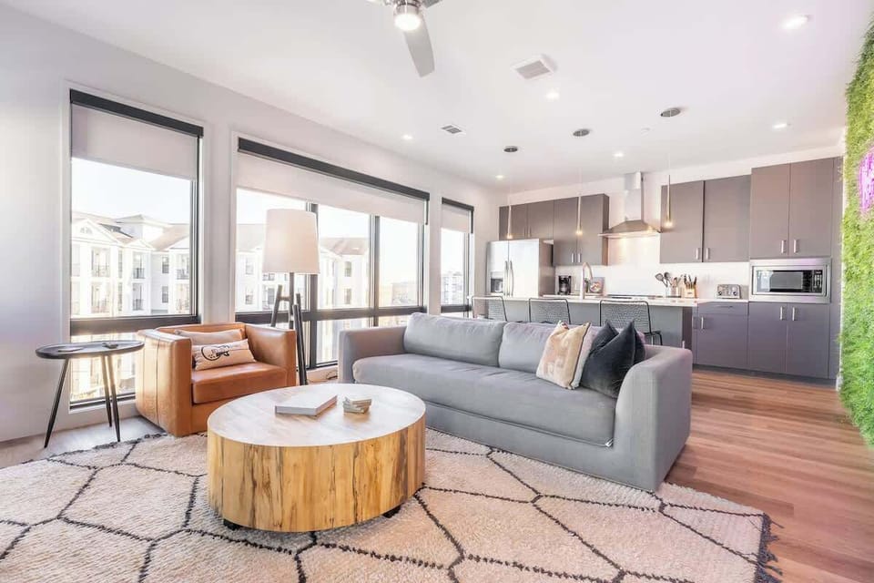 Sunlit retreat with stylish furnishings and vibrant views—perfect for relaxation!