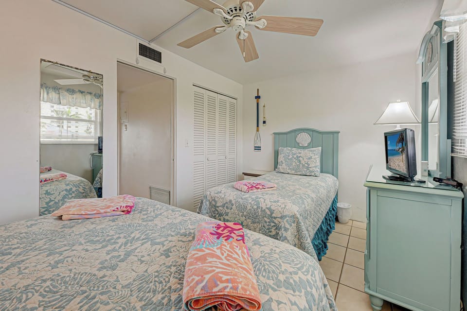Bedroom (Queen and Single)