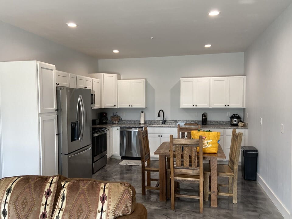 Kitchen & Dining