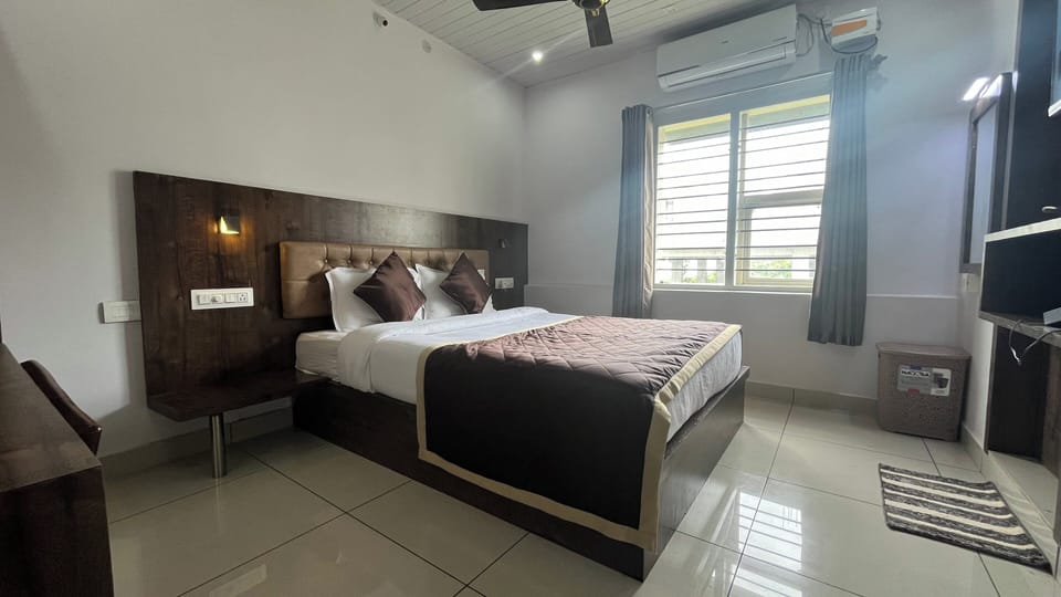 Standard Double Room | In-room safe, desk, laptop workspace, bed sheets