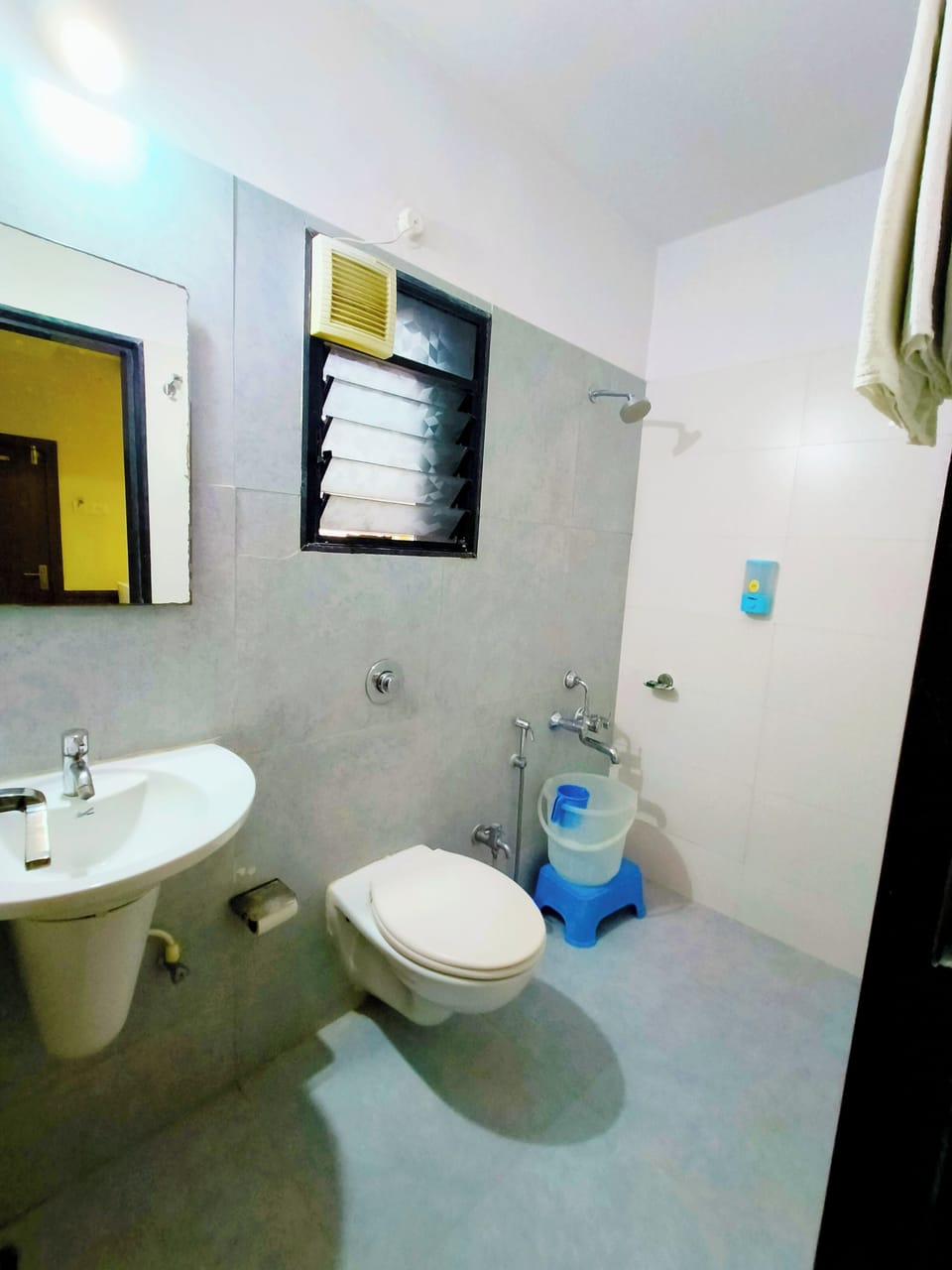 Standard Double Room | Bathroom | Shower, free toiletries, towels, soap