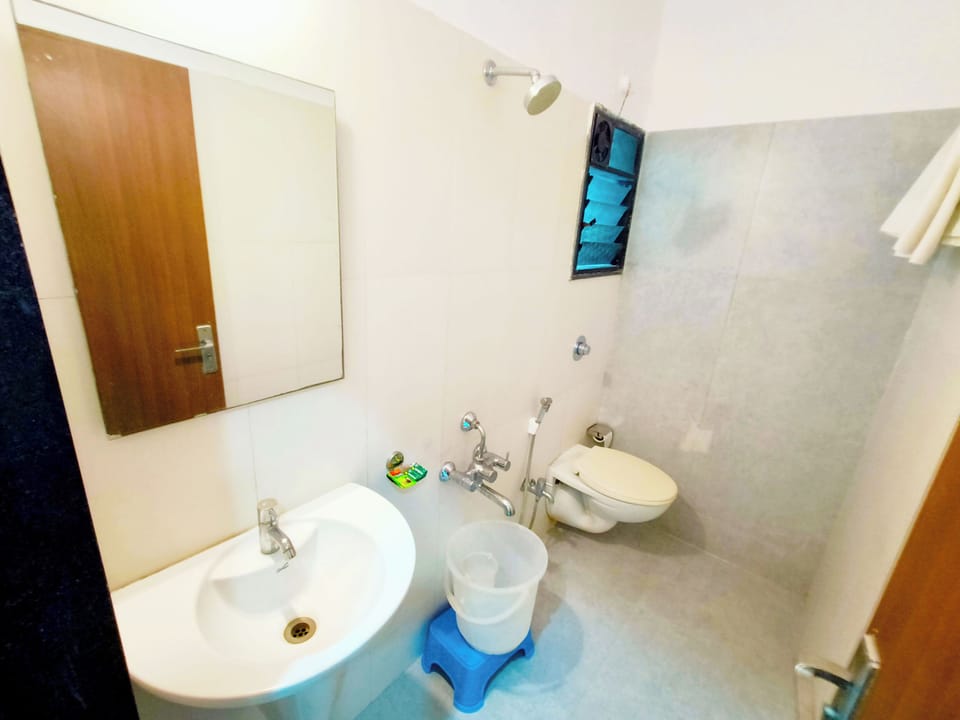 Shower, free toiletries, towels, soap