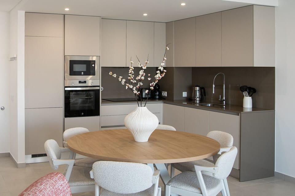 Welcome to Varanda da Muralha, in Nazaré! T2 apartment with pool, equipped kitchen, and central location. Near Praia da Norte and viewpoint. Book now!