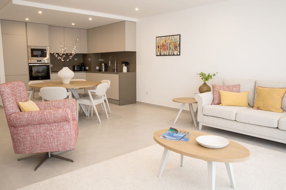 Welcome to Varanda da Muralha, in Nazaré! T2 apartment with pool, equipped kitchen, and central location. Near Praia da Norte and viewpoint. Book now!