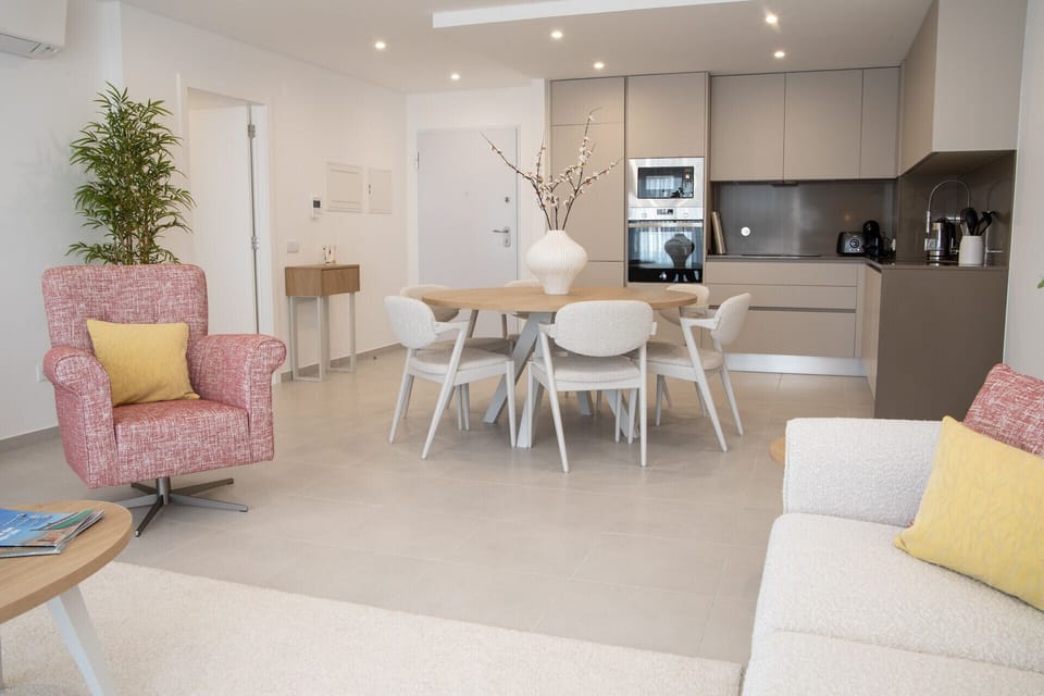 Welcome to Varanda da Muralha, in Nazaré! T2 apartment with pool, equipped kitchen, and central location. Near Praia da Norte and viewpoint. Book now!