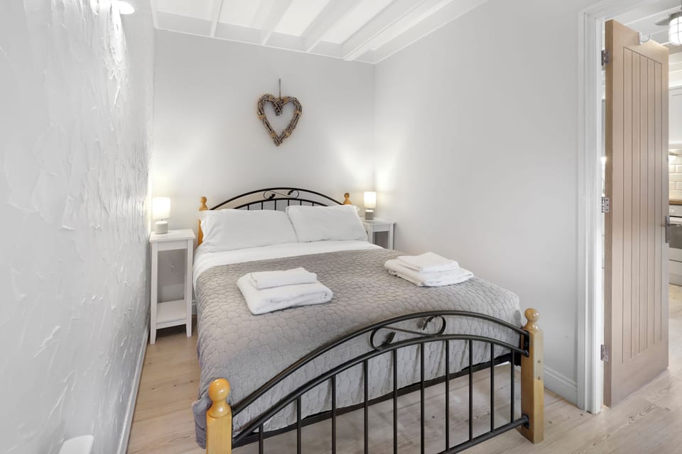 Cottage | 1 bedroom, Egyptian cotton sheets, premium bedding, iron/ironing board