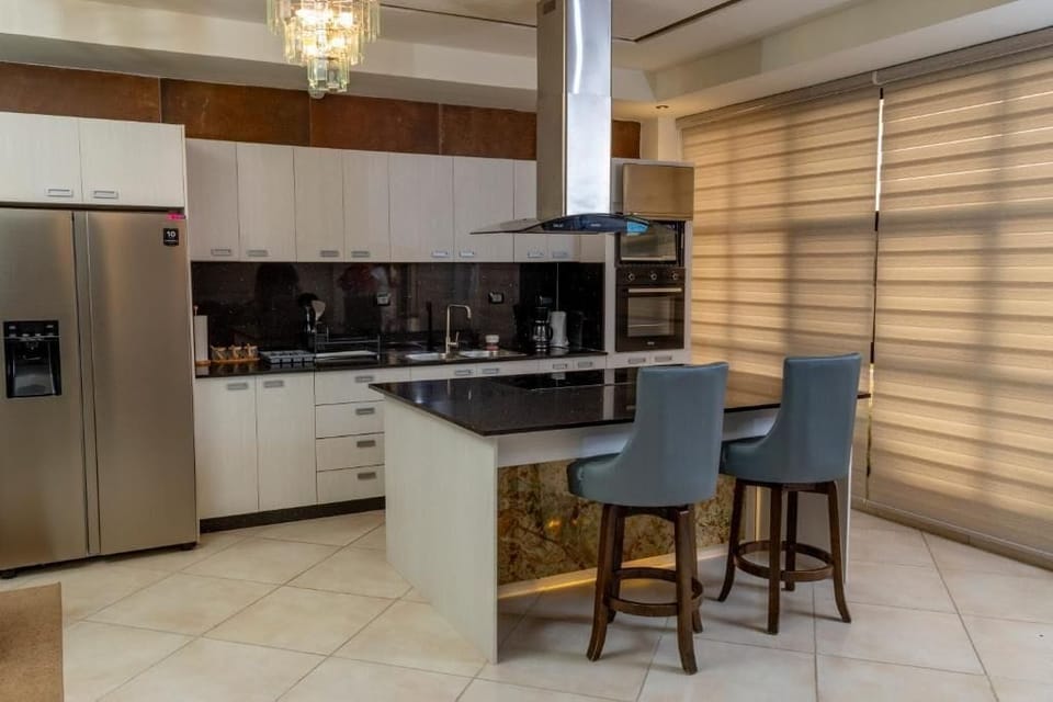 Deluxe Suite, Garden View | Private kitchen
