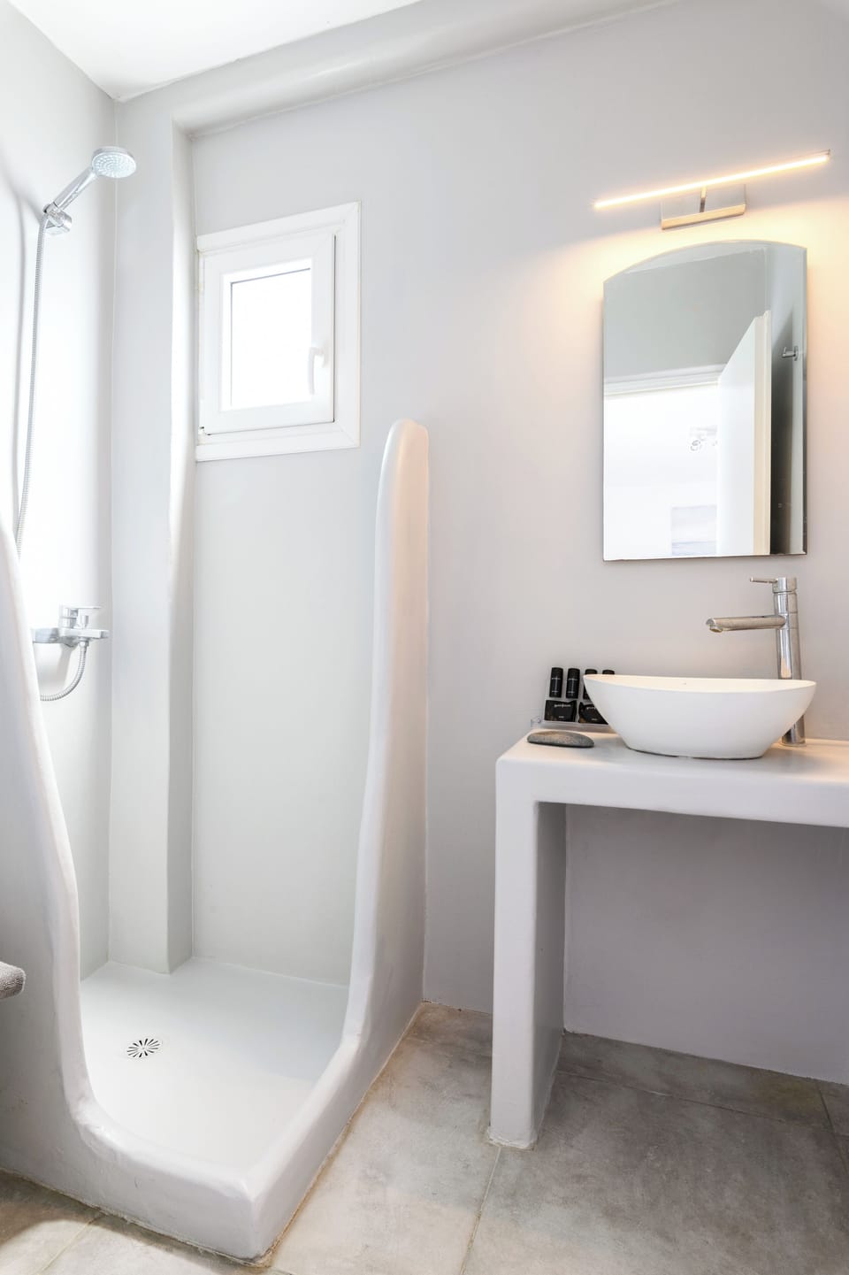 Deluxe Double or Twin Room, Courtyard View | Bathroom | Shower, hair dryer, towels, soap