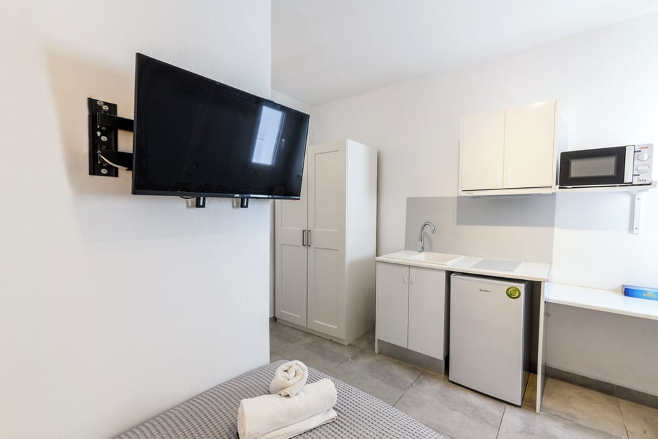 Deluxe Double or Twin Room, Courtyard View | Premium bedding, pillowtop beds, in-room safe, soundproofing