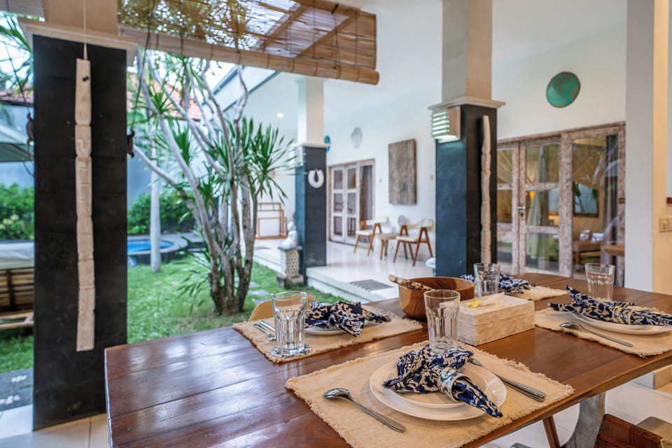 House, Pool View | Dining room