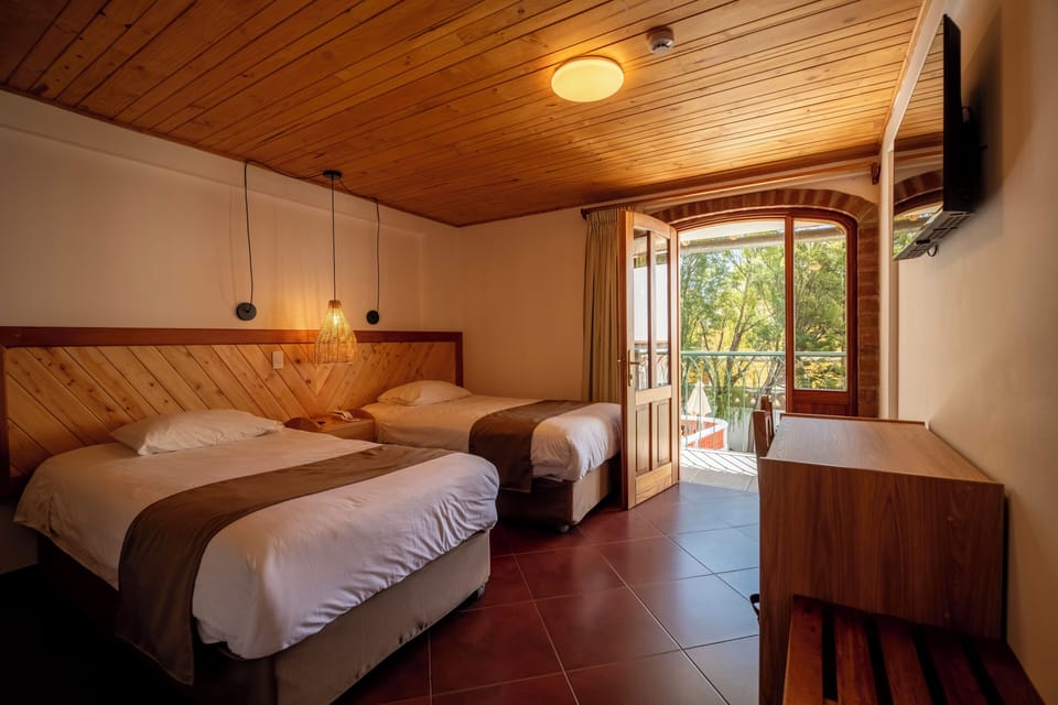 Superior Twin Room | Desk, laptop workspace, WiFi (free), bed sheets