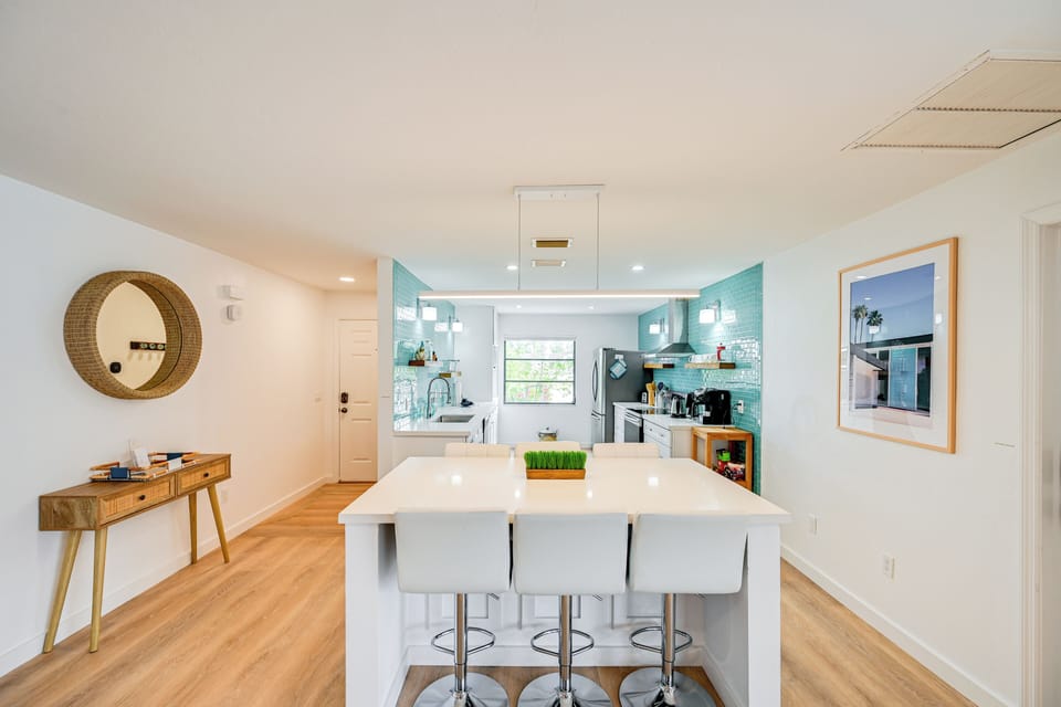 Dining Area | Dishware & Flatware Provided