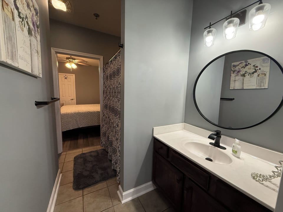 King room bathroom with tub/ shower 