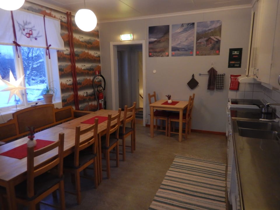 Full-size fridge, microwave, oven, stovetop