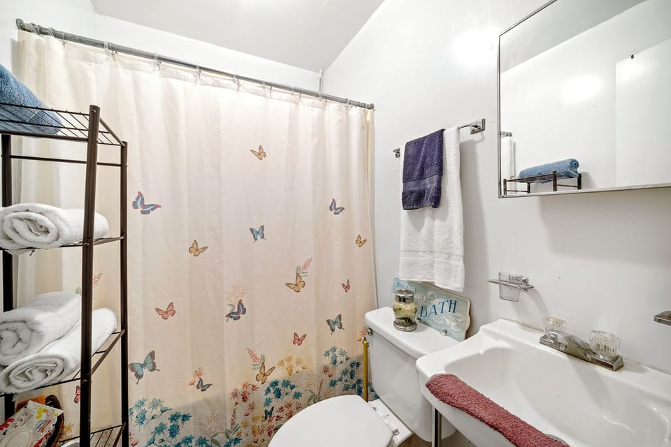 Studio, 1 Large Twin Bed, Non Smoking | Bathroom | Toilet paper