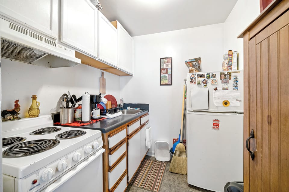Studio, 1 Large Twin Bed, Non Smoking | Private kitchen | Full-size fridge, microwave, stovetop
