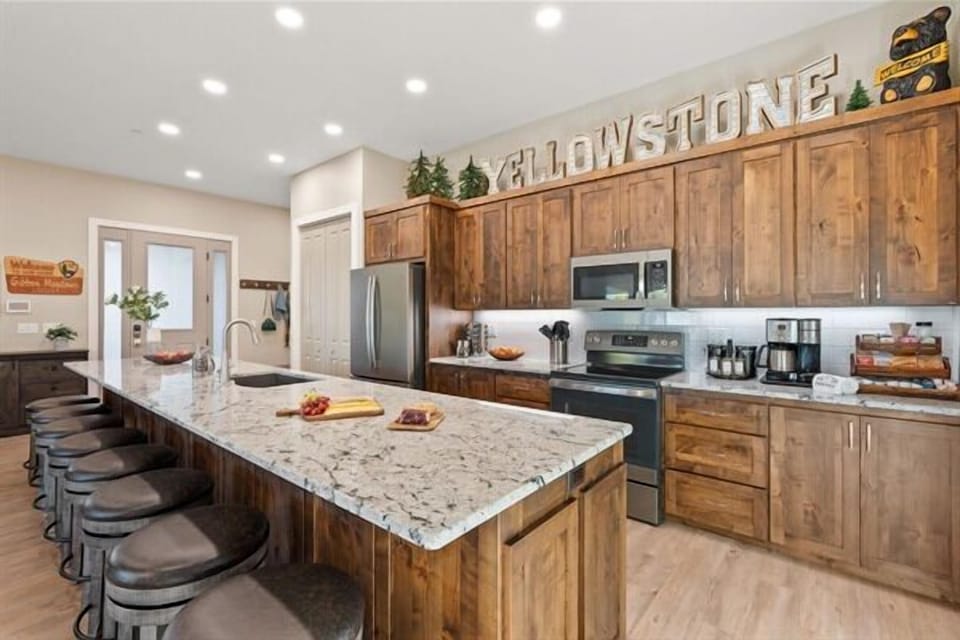 After a day exploring the park, gather around the kitchen's spacious island to prep dinner or make a delicious dessert. It's a great space to relax and connect with your family and friends.