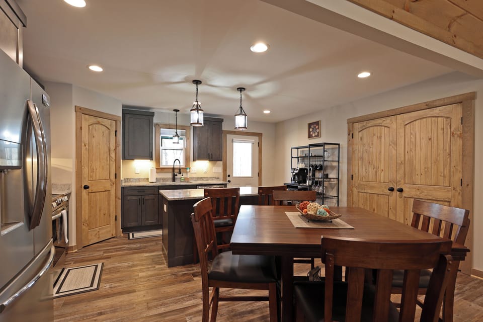 kitchen table~ seats 4, can add the leaf to accommodate 6 people.