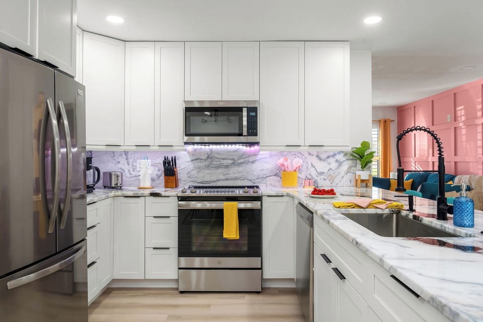 Fully Stocked Kitchen | Rice Cooker | Baking Sheets | Cooking Utensils | Blender