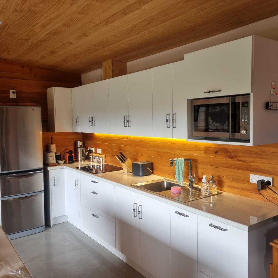 Comfort Cottage, Fireplace, Garden View | Private kitchen | Coffee/tea maker, full-size fridge, microwave, oven