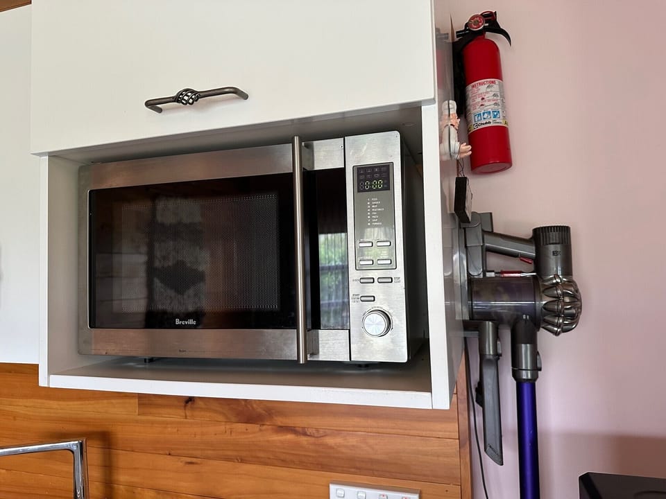 Comfort Cottage, Fireplace, Garden View | Microwave