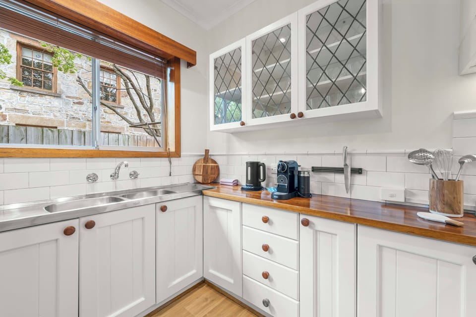 Deluxe House | Private kitchen | Mini-fridge, microwave, oven, stovetop