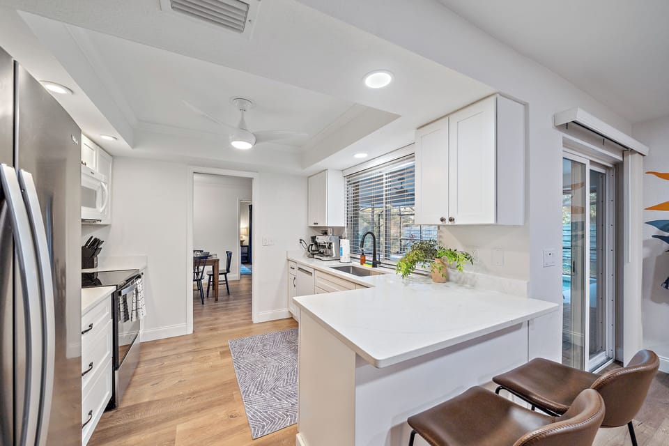 Absolutely stunning modern kitchen and bar that seats 2. The perfect spot for breakfast!