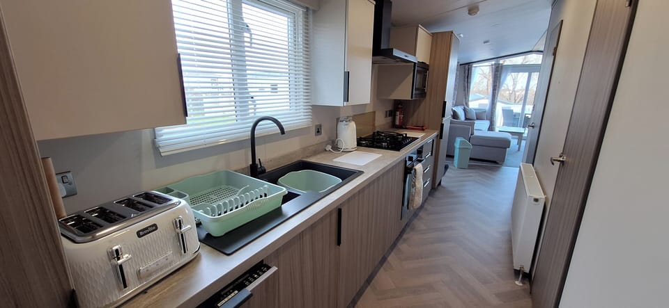 Fully equiped, full size fridge/freezer