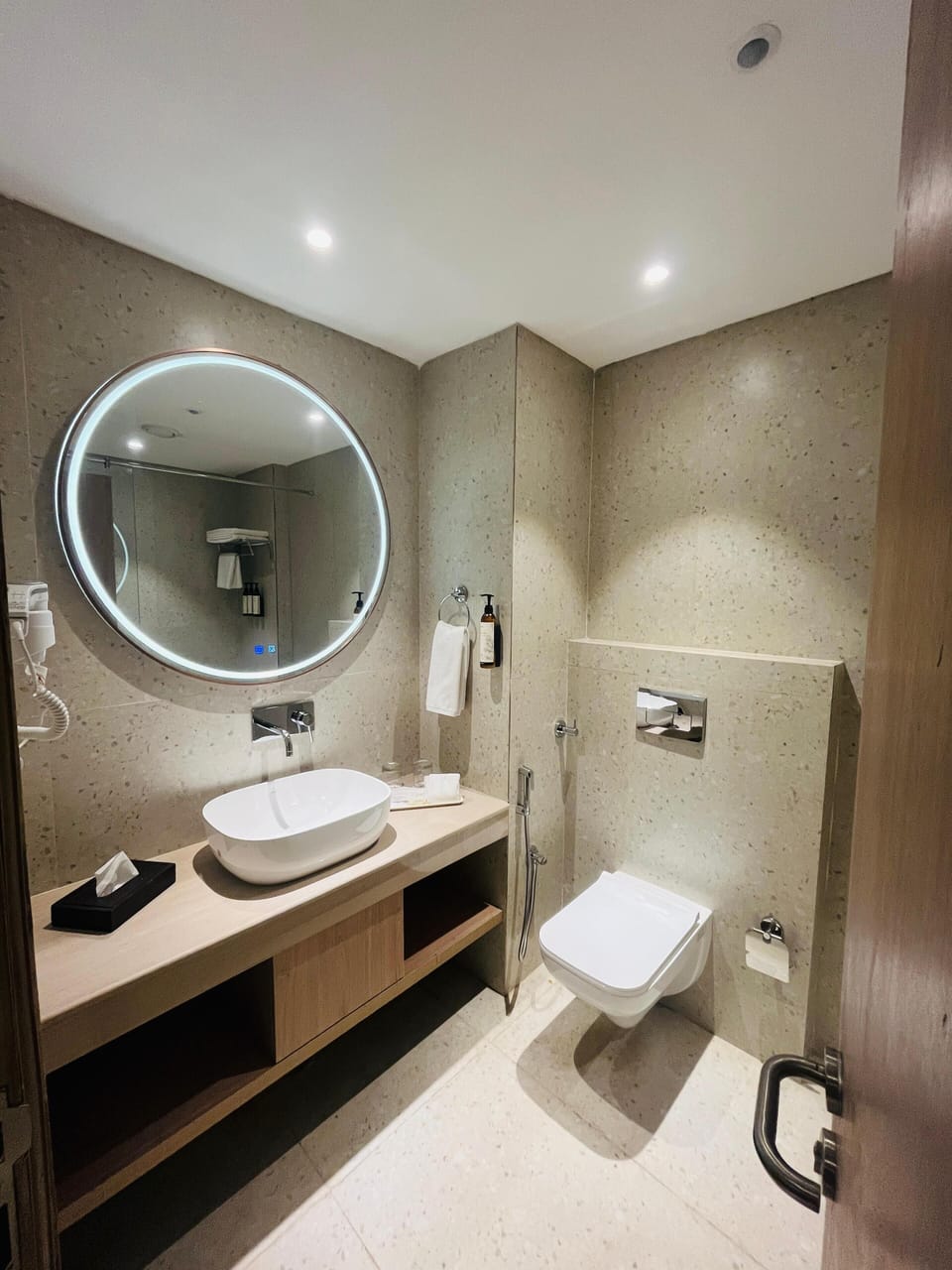 Deluxe Room | Bathroom | Shower, hair dryer, bathrobes, towels