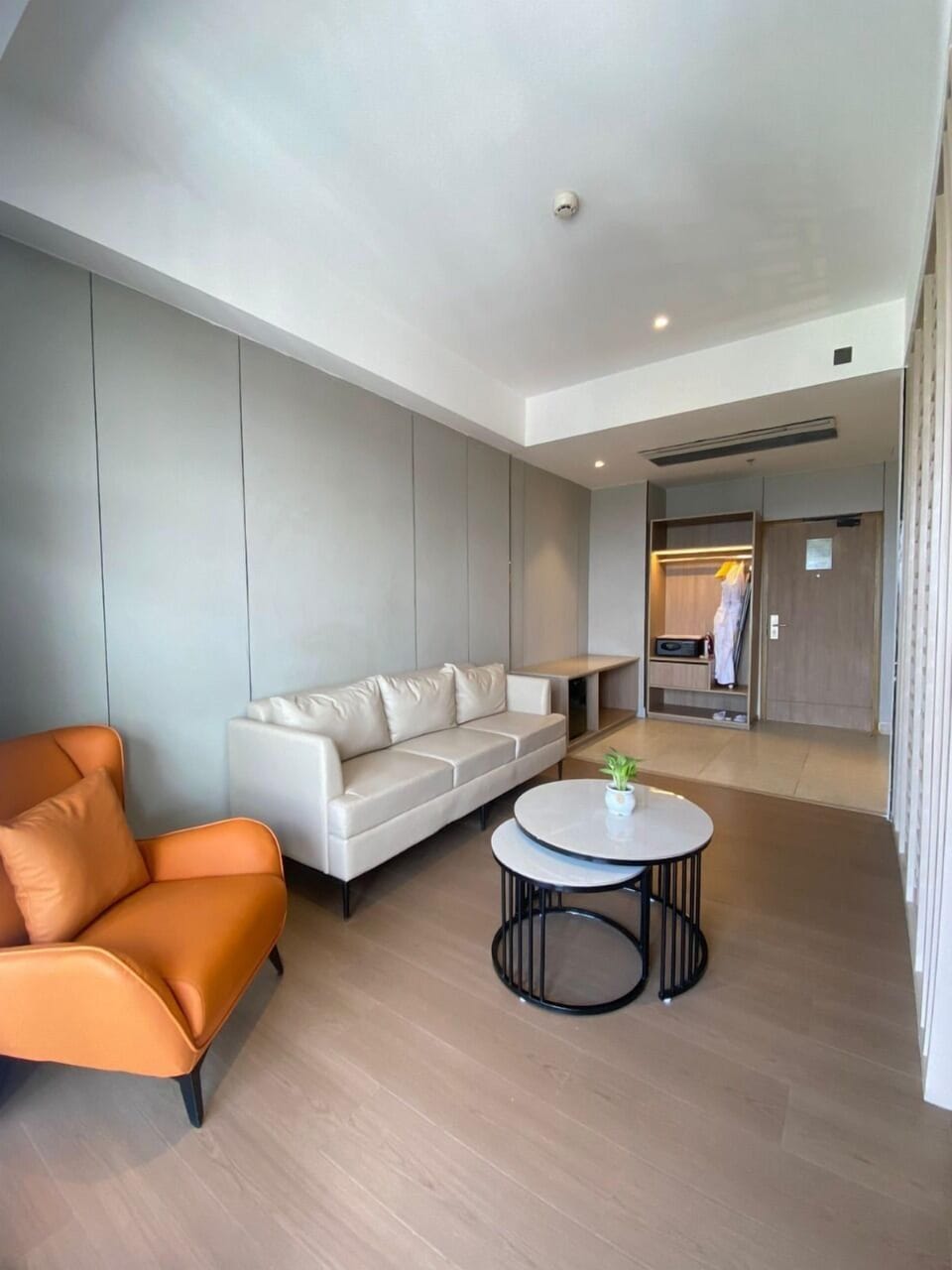 Mayflower Suite | Living area | 36-inch flat-screen TV with digital channels