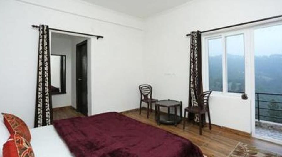Deluxe Single Room, Balcony, Mountain View | Laptop workspace, iron/ironing board