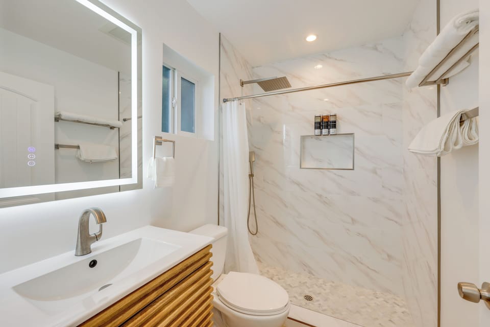 Full Bathroom | Towels Provided