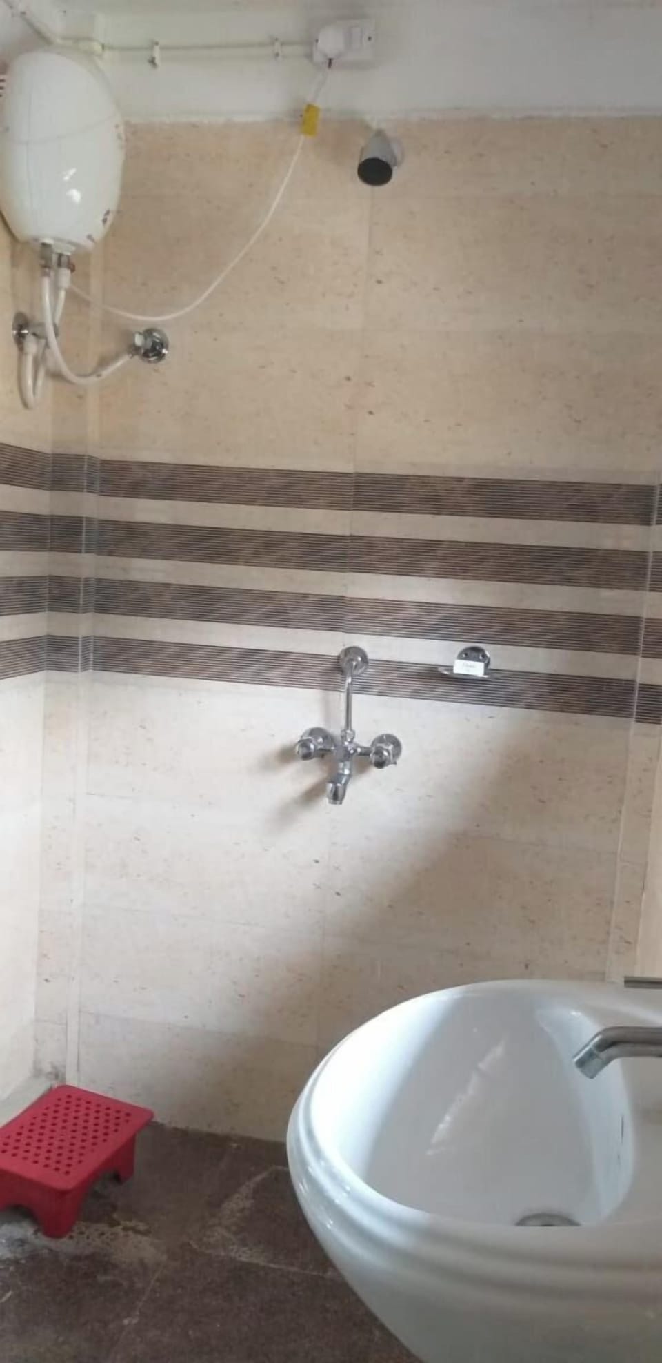 Classic Double Room | Bathroom | Shower, towels, soap, shampoo