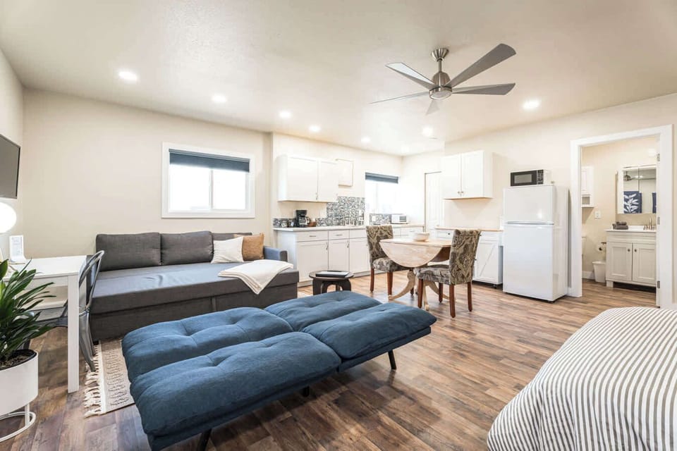 #StayInMyDistrict West Bench Comfortable furnishings & amenities make this private studio the perfect home #StayinMyDistrict #bookdirect