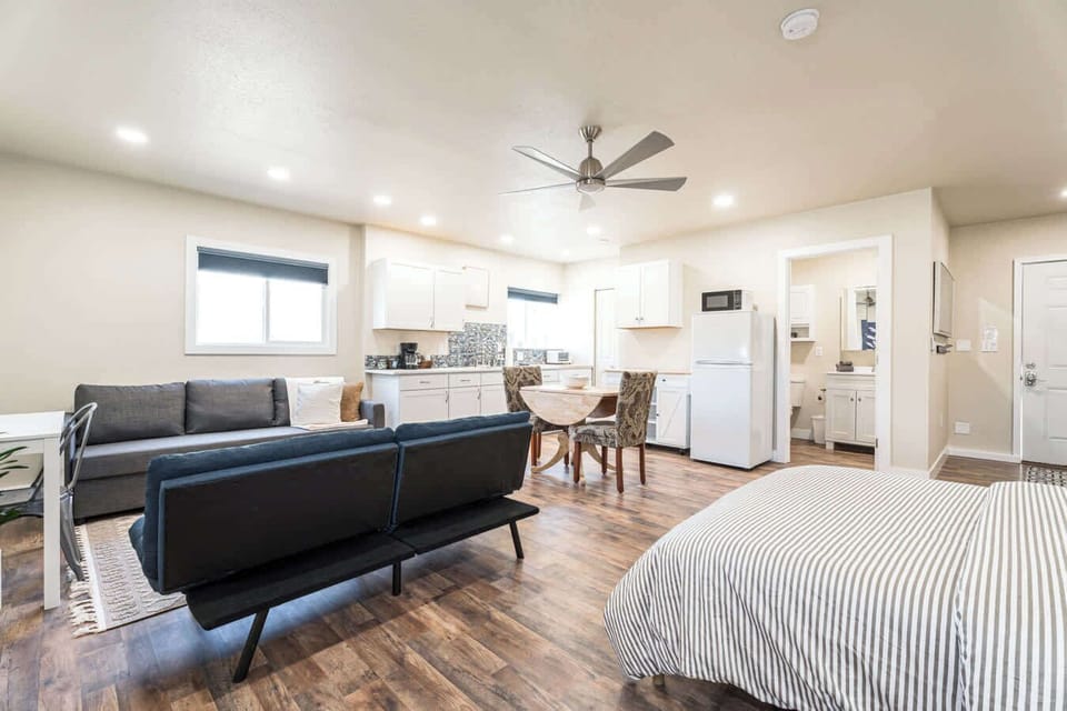 #StayInMyDistrict West Bench Comfortable furnishings & amenities make this private studio the perfect home #StayinMyDistrict #bookdirect