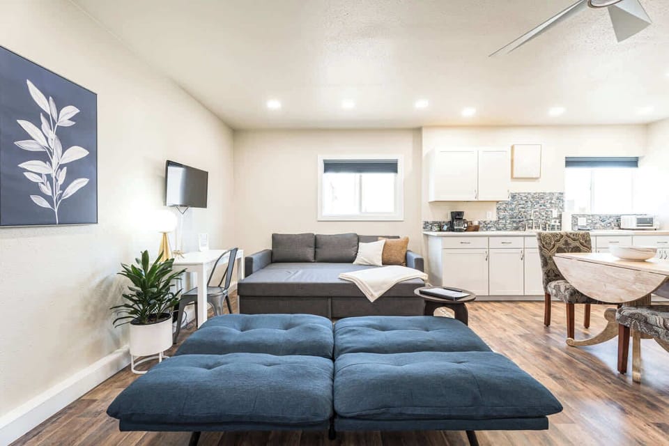 #StayInMyDistrict West Bench Comfortable furnishings & amenities make this private studio the perfect home #StayinMyDistrict #bookdirect